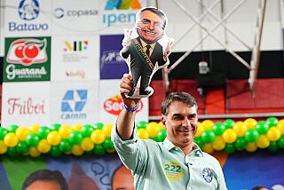 Centrão prioriza Congresso e mantém distância de Flávio Bolsonaro