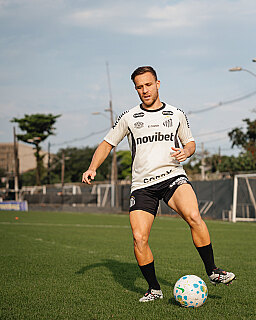 Santos volta aos treinamentos e tem o reforço de Arthur