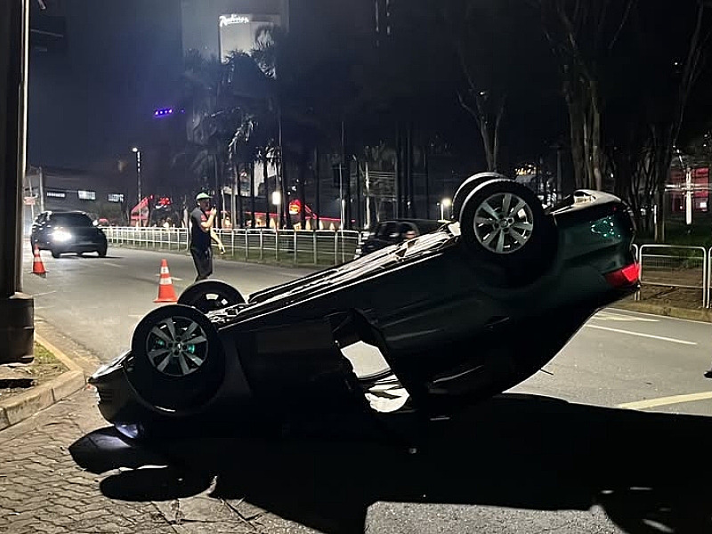 Capotamento na Alameda Araguaia na noite de domingo (2) deixa um ferido