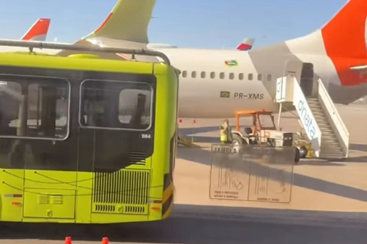 Ônibus atinge asa de Boeing 737 durante embarque em Guarulhos