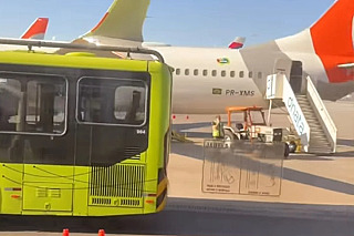 Ônibus atinge asa de Boeing 737 durante embarque em Guarulhos