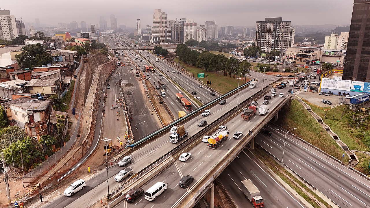 Intervenção viária interdita faixa entre viaduto e Praça Rotary Club em Barueri