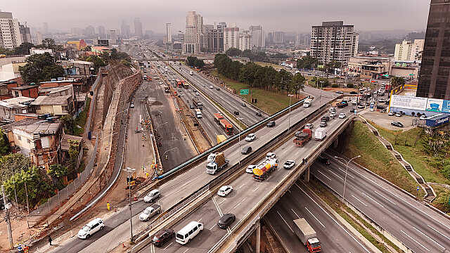Intervenção viária interdita faixa entre viaduto e Praça Rotary Club em Barueri