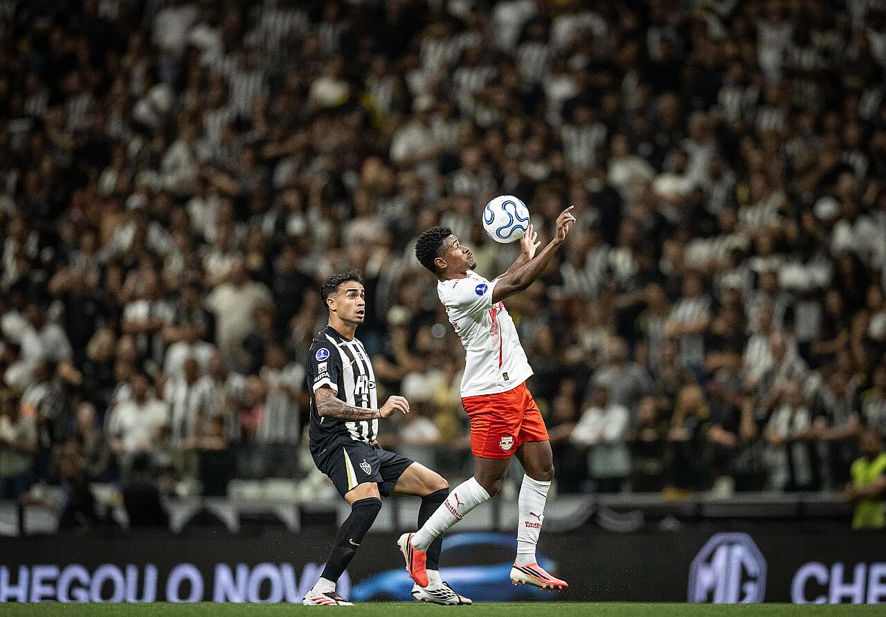 Atlético empata nos acréscimos, bate Red Bull Bragantino e avança às quartas da Sul-Americana