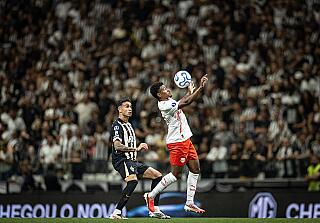 Atlético empata nos acréscimos, bate Red Bull Bragantino e avança às quartas da Sul-Americana