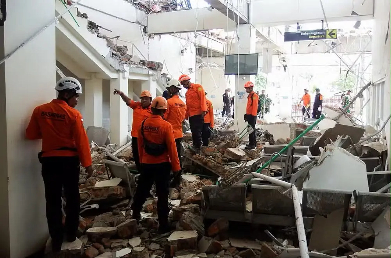 Terremoto de magnitude 7,7 deixa mortos e provoca destruição na Indonésia
