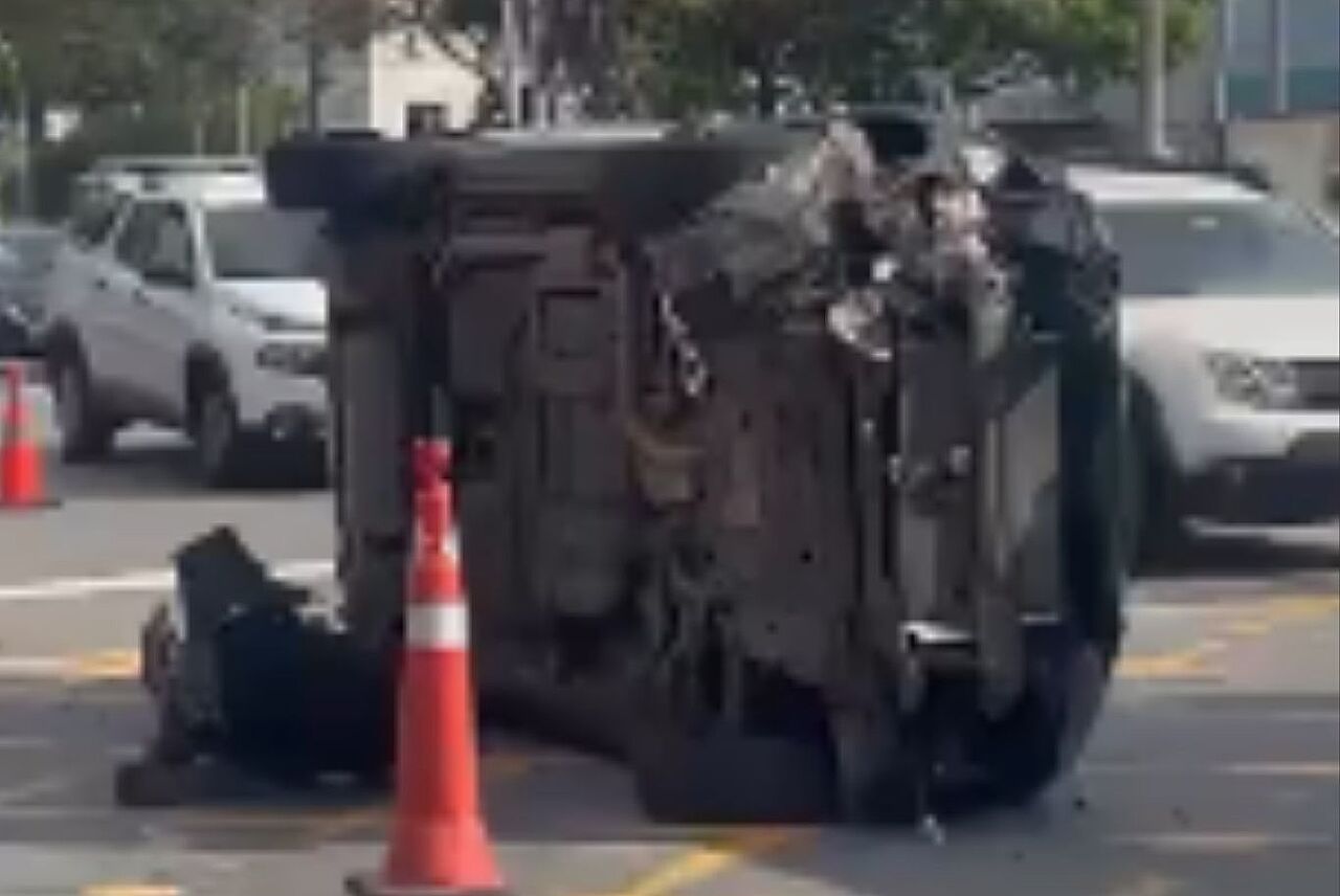 Carro capota em frente ao Shopping Tamboré na tarde desta sexta (14)