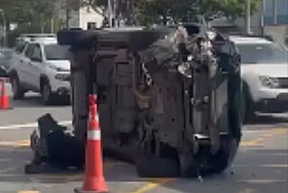 Carro capota em frente ao Shopping Tamboré na tarde desta sexta (14)