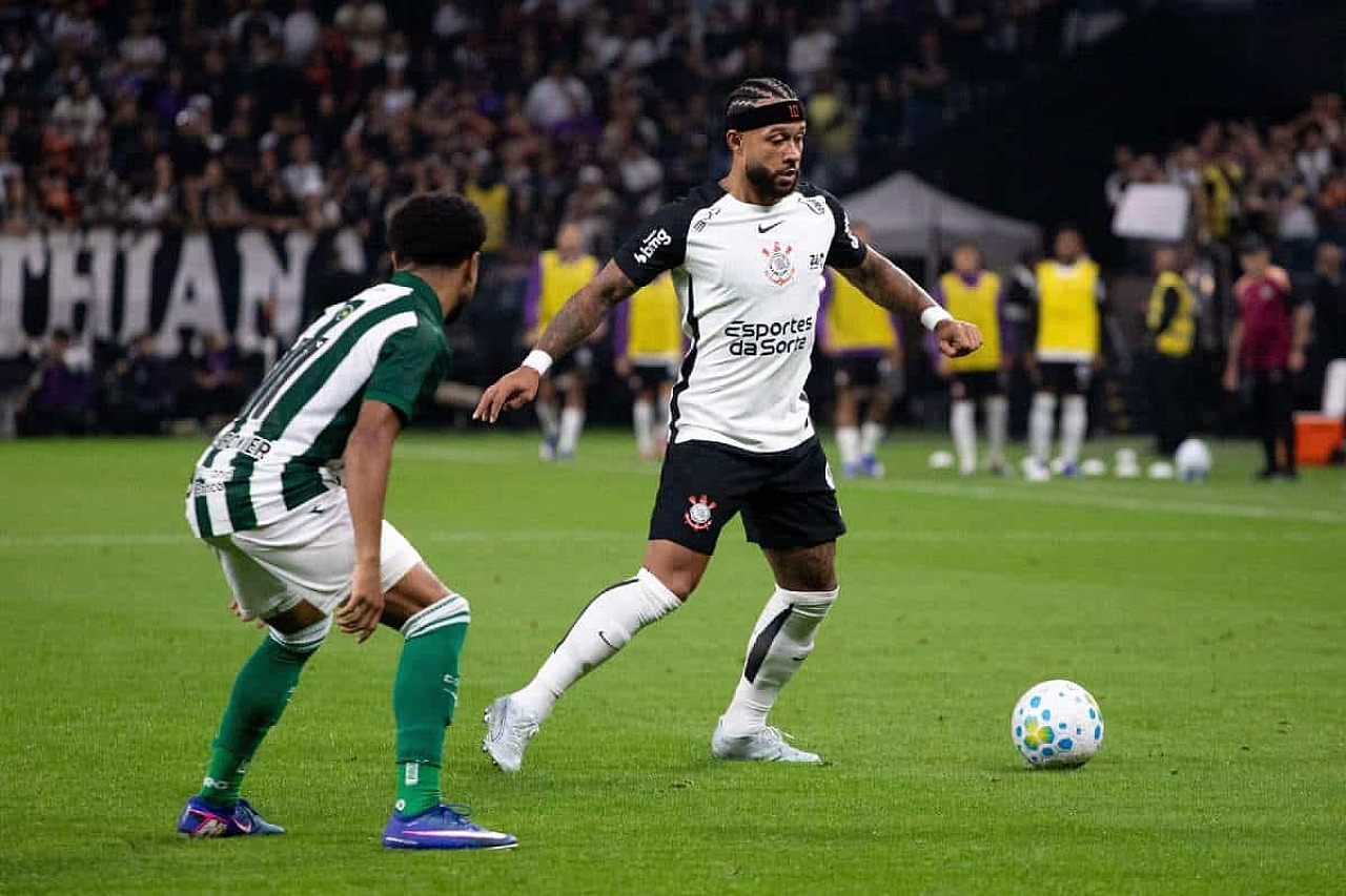 Memphis sai do banco, mas pouco faz para evitar derrota do apático Corinthians para o Coritiba