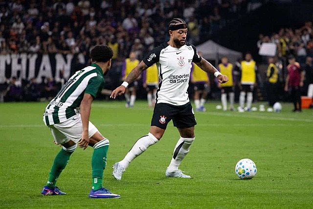 Memphis sai do banco, mas pouco faz para evitar derrota do apático Corinthians para o Coritiba