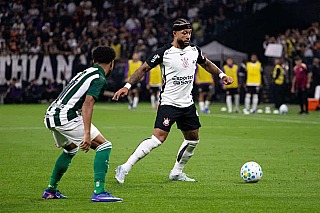 Memphis sai do banco, mas pouco faz para evitar derrota do apático Corinthians para o Coritiba