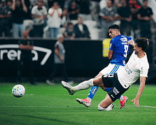 Corinthians tropeça nas limitações e perde em casa para 'mistão' do Cruzeiro pelo Brasileirão
