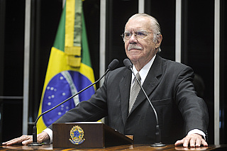 Ex-presidente José Sarney é internado com quadro de pneumonia no Maranhão