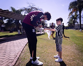 Corinthians treina e leva garoto fã de Neymar ao CT