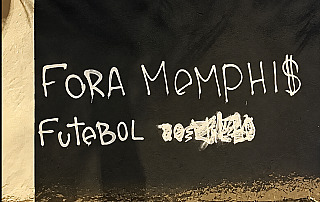 Torcida picha muros do clube e pede saída de Memphis: 'Salário de milhões, futebol de centavos'