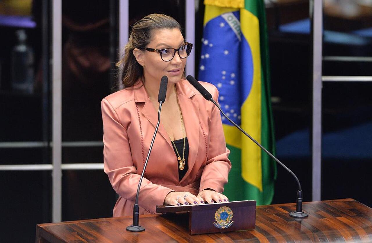 Janja adesiva carros, canta jingle de Lula e ignora perguntas sobre caso Moraes