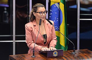 Janja adesiva carros, canta jingle de Lula e ignora perguntas sobre caso Moraes