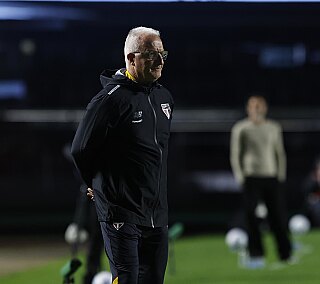 Dorival Júnior explica Calleri no banco e diz que não poupará ninguém