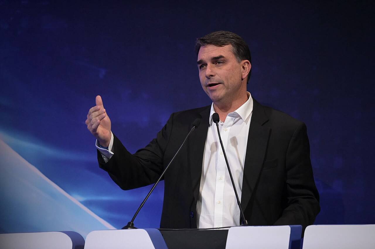 Flávio Bolsonaro diz que Lula 'dividiu seu poder' com Moraes em programa eleitoral