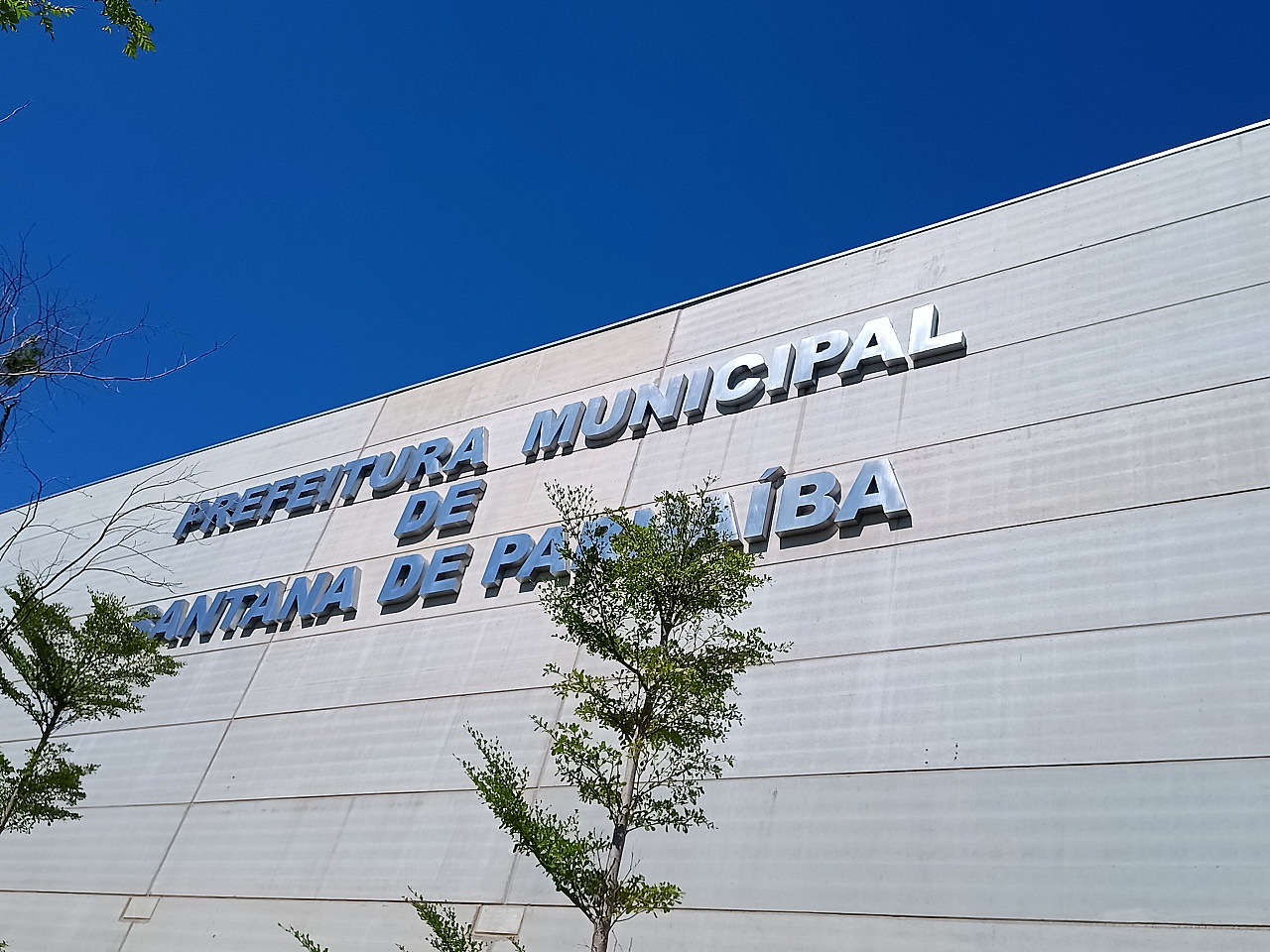 Prefeitura atribui à IA retirada de vereadores de foto oficial em Santana de Parnaíba