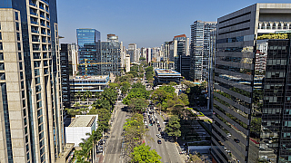 Marquise cai sobre duas pessoas na Avenida Faria Lima, em São Paulo