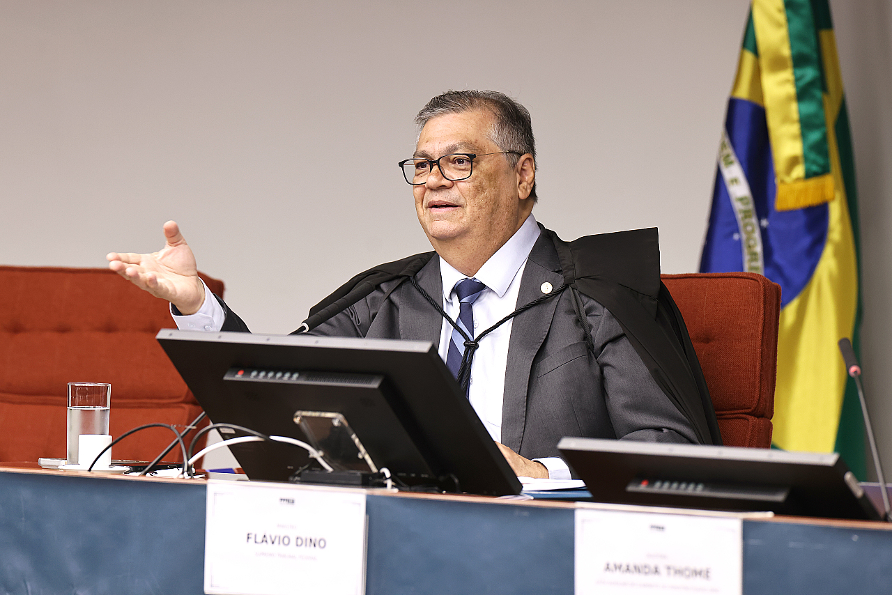 Dino derruba decisão de Mendonça e libera posts que ligam Flávio a projeto sobre Nossa Senhora
