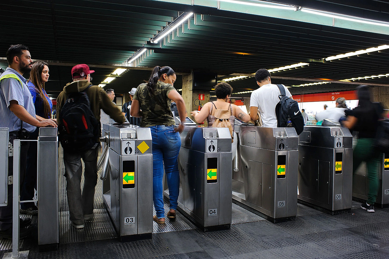 Metrô passa a aceitar pagamento por aproximação nas catracas de quatro linhas
