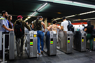 Metrô passa a aceitar pagamento por aproximação nas catracas de quatro linhas