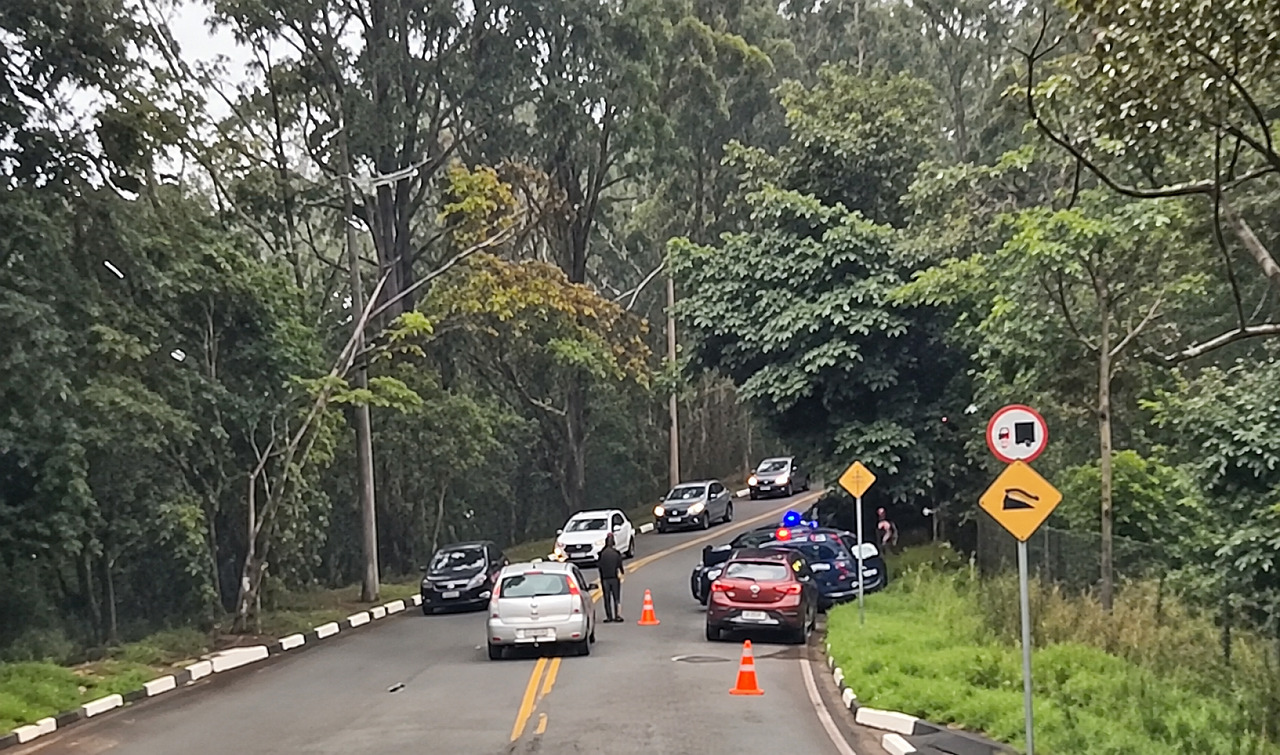 Acidente envolvendo dois carros é registrado na Serrinha na manhã desta terça (15)