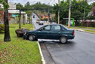Agentes de trânsito interceptam motorista após acidente e fuga em Alphaville