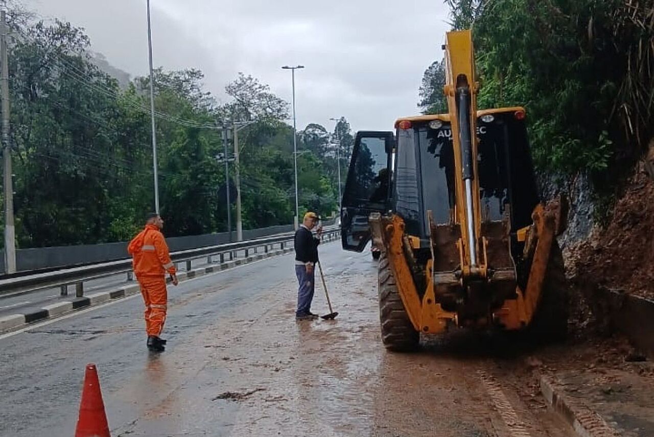 Chuva causa alagamentos, deslizamentos e mortes na região