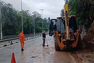 Chuva causa alagamentos, deslizamentos e mortes na região