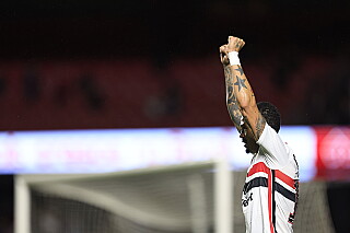 São Paulo vence o Galo e sobe no Brasileirão