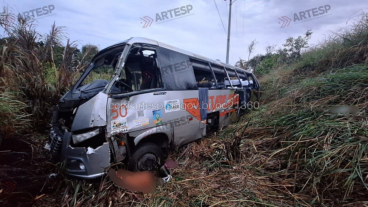 Micro-ônibus que levava pacientes com câncer capota em Itapetininga e deixa três mortos