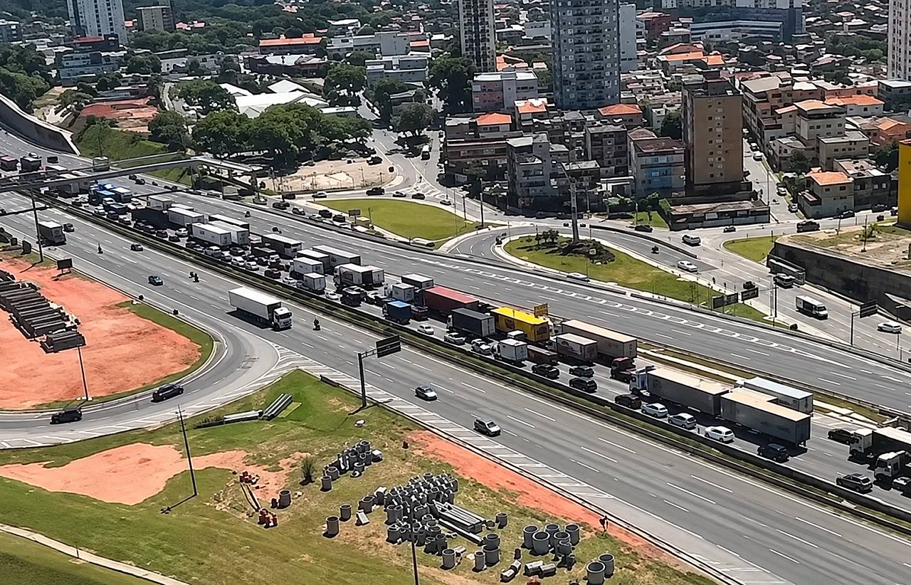 Engavetamento com cinco veículos causa 10 km de congestionamento na Castello Branco