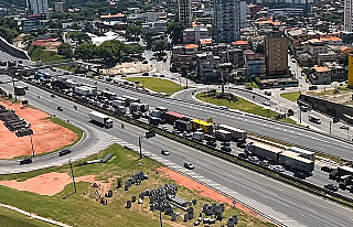 Engavetamento com cinco veículos causa 10 km de congestionamento na Castello Branco