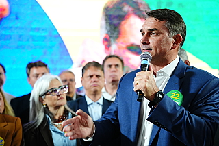 Flávio Bolsonaro recua e confirma presença em debate da Band no domingo (18)