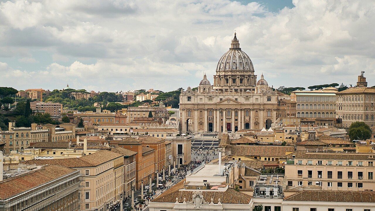Vaticano avalia aparição do papa Leão XIV na oração de domingo, em recuperação após cirurgia