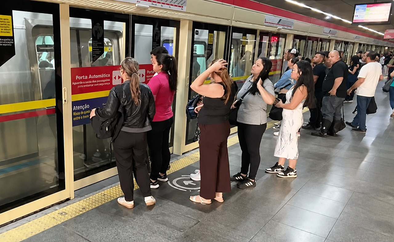 Linhas 1-Azul e 5-Lilás do metrô de SP amanhecem com falhas na manhã desta sexta-feira