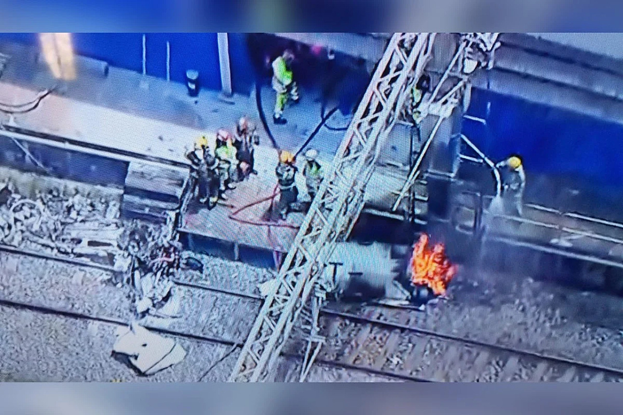 Avião cai sobre trilhos do metrô em BH e piloto morre carbonizado
