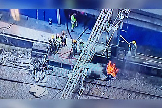 Avião cai sobre trilhos do metrô em BH e piloto morre carbonizado