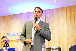 Flávio Bolsonaro é intimado pela PF a entregar passaportes por determinação de Alexandre de Moraes