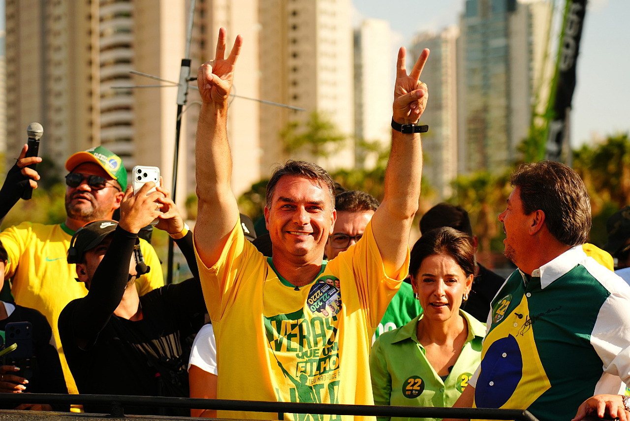 Integrantes do PP e União se reúnem com Flávio Bolsonaro e dizem que apoio é 'incondicional'