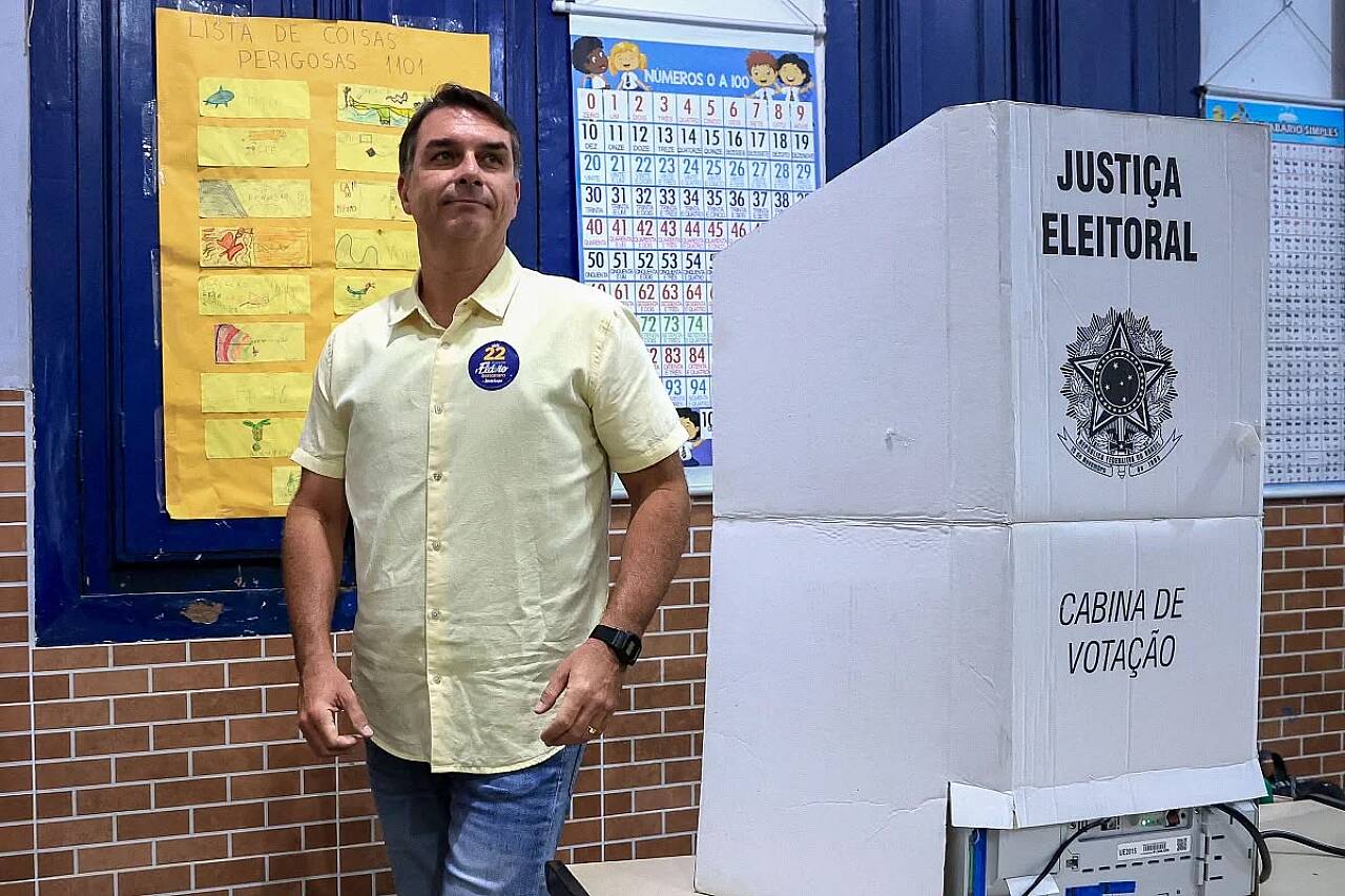 Flávio Bolsonaro solicita prorrogação de mais duas horas de votação em 17 municípios