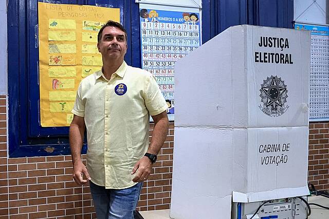 Flávio Bolsonaro solicita prorrogação de mais duas horas de votação em 17 municípios