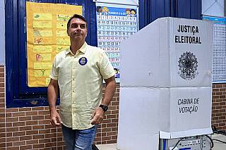 Flávio Bolsonaro solicita prorrogação de mais duas horas de votação em 17 municípios
