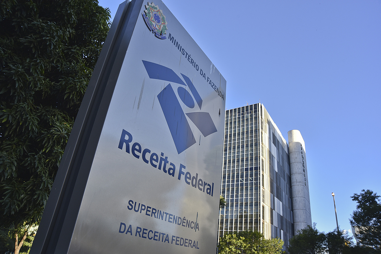 Quase meio milhão de contribuintes são notificados pela Receita após cair na malha fina