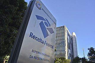 Quase meio milhão de contribuintes são notificados pela Receita após cair na malha fina