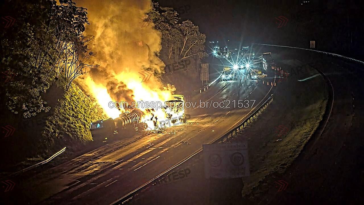 Acidente entre carretas provoca incêndio e interdita Rodoanel em SP