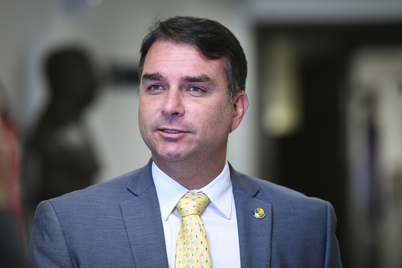 Em carta, Flávio Bolsonaro se autoproclama presidente eleito e repete, sem provas, fraude